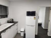 Entire flat next to park, close to uni, & city - 1 bedroom, 1 lounge, ensuit - Condos
