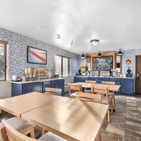 AmericInn by Wyndham Delafield Отели в г. Делафилд
