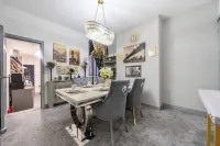Contractor-friendly 2-bedroom house with free parking - Bungalows