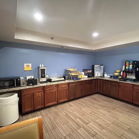 Days Inn & Suites by Wyndham Stockbridge South Atlanta