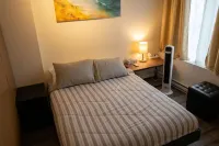 Downtown Edmonton Loft – Bright, Modern & Affordable -  Ferienwohnungen