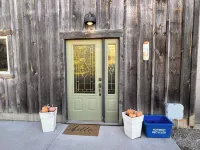 Private country suite on pond located In Amish country. Only 5 min from Norwich - 3-Star