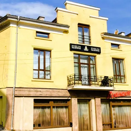Evelin Deluxe House