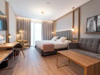 Hotel Giralda Center Hotels near La Raza
