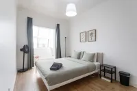 Charming 2-Bedroom Apartment in Almada, Near Lisbon -  Appartamenti vacanze