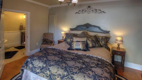Bliss House by Avantstay Victorian Charm + Gazebo Yard + Corn Hole Walk to Dining + Park - Homestays