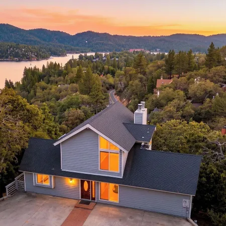 Golden Hour Lodge by Avantstay BBQ + Great Room + Multiple Decks Lake & Sunset Views
