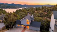 Golden Hour Lodge by Avantstay BBQ + Great Room + Multiple Decks Lake & Sunset Views - WiFi