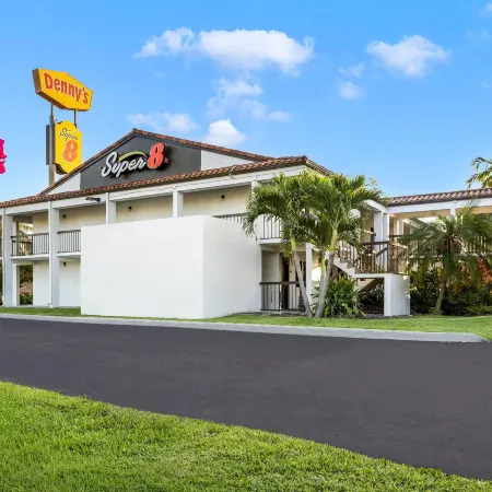 Super 8 by Wyndham Riviera Beach West Palm Beach