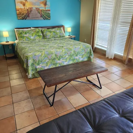 Upper Deck Hotel and Bar - Adults Only
