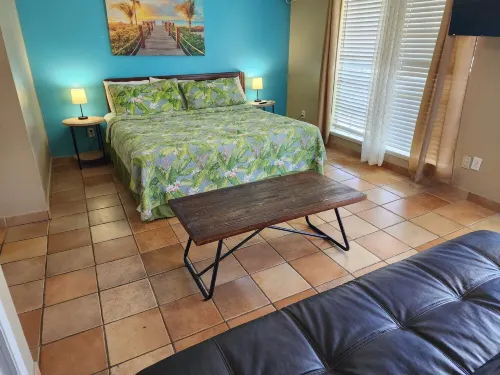 Upper Deck Hotel and Bar - Adults Only - spa