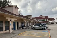 Regency Inn & Suites by Capital O Houston IAH Airport - Motels