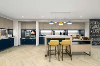 TownePlace Suites Geneva at SPIRE Academy - Frühstück