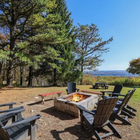 Fall Foliage Mountainside Views, Minutes to Jim Thorpe, Hot Tub & Game Room