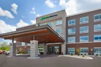 Holiday Inn Express & Suites Grand Rapids Airport - South