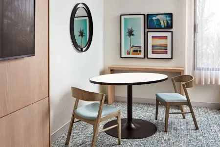 Hotel MDR Marina del Rey- a DoubleTree by Hilton Отели рядом с достопримечательностью «Университет Лойола Мэримаунт»