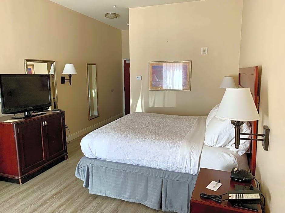 Country Inn & Suites by Radisson, Midway, FL