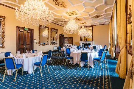 Dalhousie Castle Hotel Отели рядом с достопримечательностью «Росслинский замок»