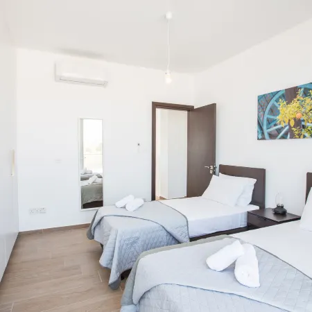 Villa Prol17, Exquisite 5Bdr Villa with Pool, Close to Fig Tree Bay Beach