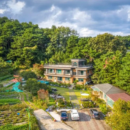 Gangneung Scent of Earth & Pine Отели рядом с достопримечательностью «Пляж Анмок»