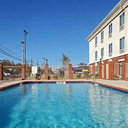 Holiday Inn Express & Suites OZONA by IHG