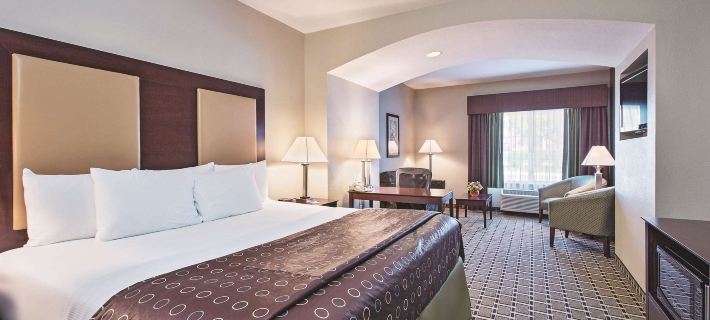 La Quinta Inn & Suites by Wyndham Lancaster Hotels in Lancaster County