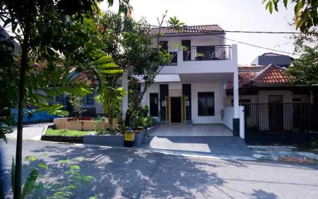 Griya tampak siring Отели рядом с достопримечательностью «Таман Будайя Сентул Сити»