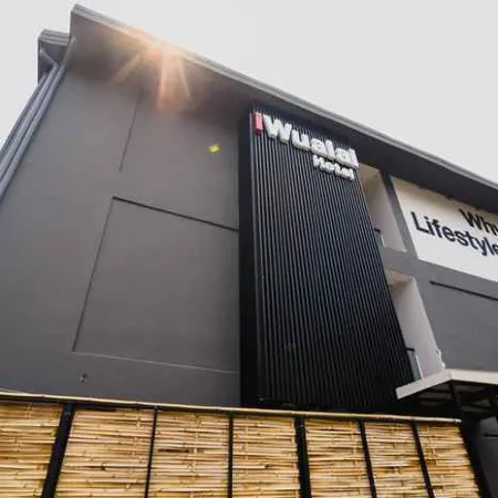 iWualai Hotel Отели рядом с достопримечательностью «Храм Ват Шри Супхан»
