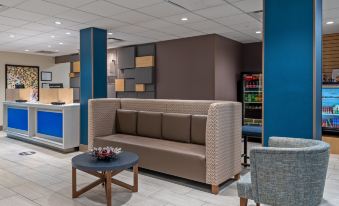 Holiday Inn Express & Suites Woodbridge