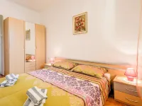 Modern Holiday Home with Pool & 4 Bikes, Near Center Hotels in Peroj