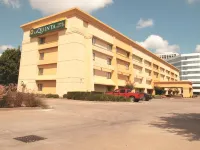 La Quinta Inn & Suites by Wyndham Houston Southwest Các khách sạn gần Trung tâm mua sắm Plazamericas Mall