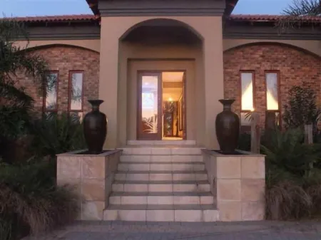 Witwater Guest House Отели рядом с достопримечательностью «Terminal 1 of O. R. Tambo International Airport»