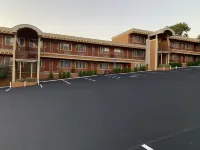 Budget Inn of Hayward - parking