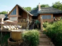 Impodimo Game Lodge Hoteles cerca de Madikwe Game Reserve