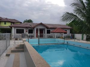 Mri Homestay Sg Buloh - 帶有集中私人游泳池的2臥室房屋