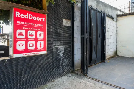 RedDoorz Near Exit Tol Batang Отели в г. Batang