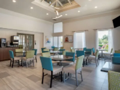 Best Western Plus Carlton Suites Hotels in Homewood