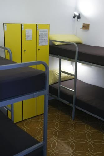 Bed In 6-Bed Dormitory Room Mana Mana Youth Hostel Photo