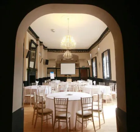 Crown Hotel Отели рядом с достопримечательностью «Barony Park»