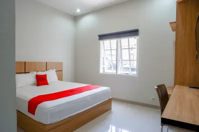 RedDoorz Syariah Near Mutiara Sis Al Jufrie Airport Palu 2 Hotel a 