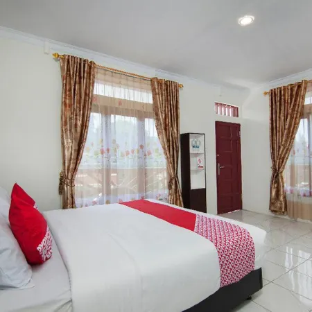 3 Berastagi Hotel