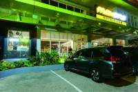 MaxOneHotels at Dharmahusada Surabaya - parking