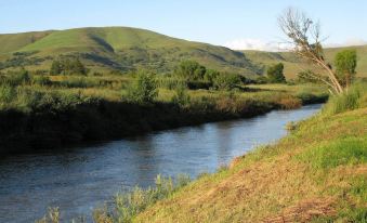 Stone Circle Lodge & Backpackers