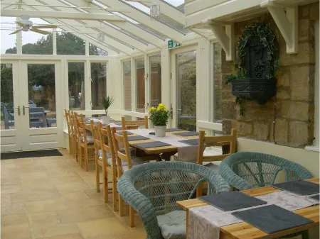 Montacute Country Tearoooms Отели рядом с достопримечательностью «Merriott Gospel Hall»