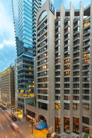 Metropolitan Hotel Vancouver Отели рядом с достопримечательностью «Даунтаун Ванкувер»