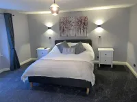 Cosy Apartment above Village Pub Hotels in Taddington