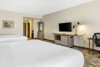 Holiday Inn 路易斯威爾機場南 - 停車場