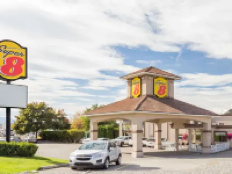 Super 8 by Wyndham Kelowna BC Hotels in Kelowna
