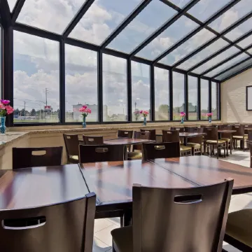 Best Western London Airport Inn  Suites Отели рядом с достопримечательностью «Стадион «Ти-Ди Стэдиум»»