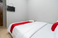 RedDoorz Near RS Sari Asih Cipondoh